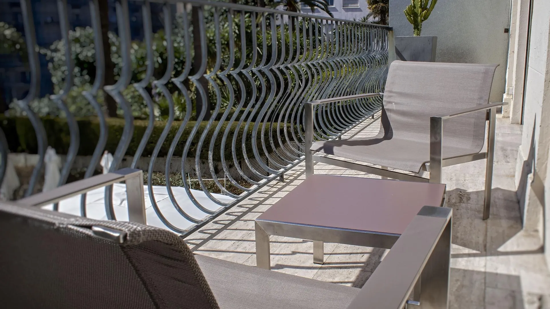 Hotel Le Canberra Cannes 4*,