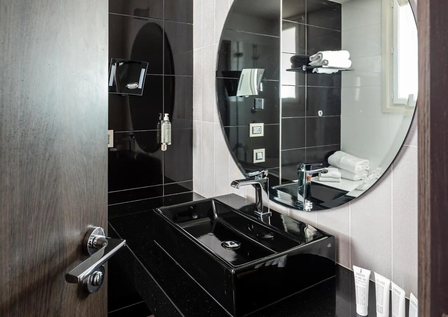Hotel Le Canberra Cannes 4*,